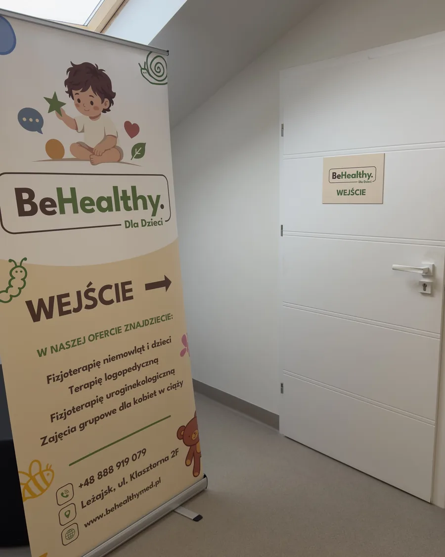 Drzwi gabinetu na pierwszym piętrze, oznaczone tabliczką WEJŚCIE.